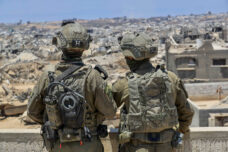 הימין ייצר את התשתיות המוסדיות למימוש תוכנית ההכרעה, המחנה החילוני חיזק את המגמות האלה. חיילים משקיפים על צפון הרצועה, יולי 2025 (צילום: אורן כהן / פלאש90) הימין ייצר את התשתיות המוסדיות למימוש תוכנית ההכרעה, המחנה החילוני חיזק את המגמות האלה. חיילים משקיפים על צפון הרצועה, יולי 2025 (צילום: אורן כהן / פלאש90)