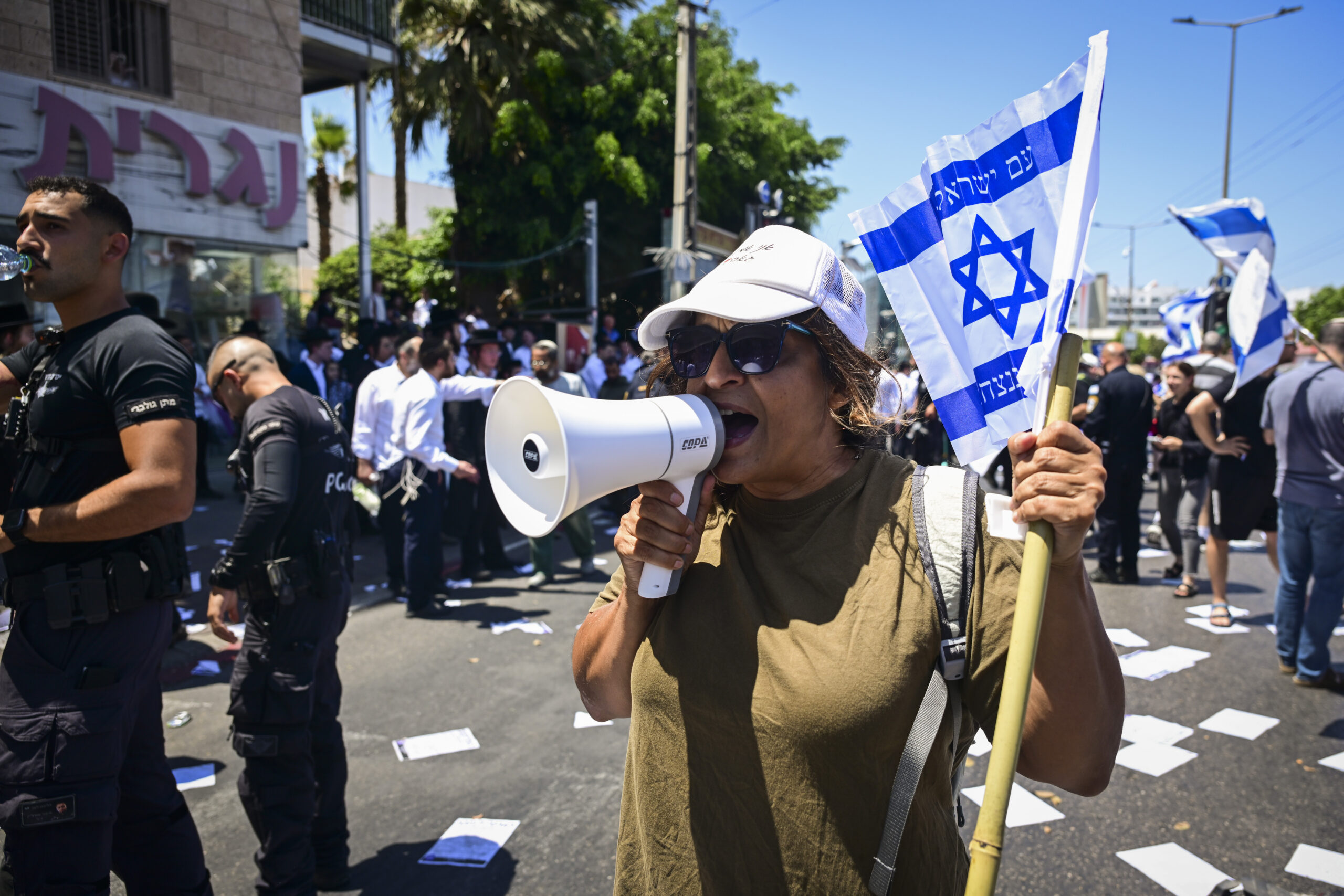 התביעה לגיוס החרדים הפכה למוקד פעילותו של המחנה הליברלי. מחאה בבני ברק למען גיוס חרדים, 26 ביוני 2026 (צילום: אבשלום ששוני / פלאש90)