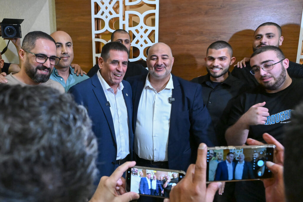 מנסור עבאס ויואב סגלוביץ' במסיבת עיתונאים של רע"מ בנצרת, ב-31 באוגוסט 2026 (צילום: מיכאל גלעדי / פלאש90)