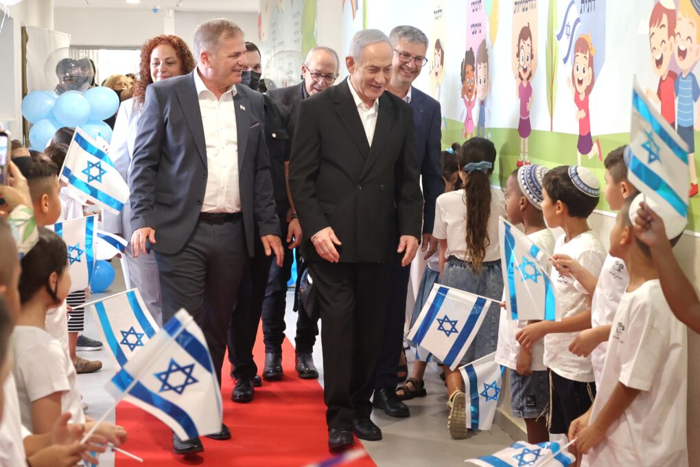 ראש הממשלה בנימין נתניהו ושר החינוך יואב קיש בבית ספר ברמלה, ב-1 בספטמבר 2026 (צילום: מרק ישראל סלם / פול) ראש הממשלה בנימין נתניהו ושר החינוך יואב קיש בבית ספר ברמלה, ב-1 בספטמבר 2026 (צילום: מרק ישראל סלם / פול)