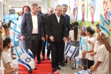ראש הממשלה בנימין נתניהו ושר החינוך יואב קיש בבית ספר ברמלה, ב-1 בספטמבר 2026 (צילום: מרק ישראל סלם / פול) ראש הממשלה בנימין נתניהו ושר החינוך יואב קיש בבית ספר ברמלה, ב-1 בספטמבר 2026 (צילום: מרק ישראל סלם / פול)