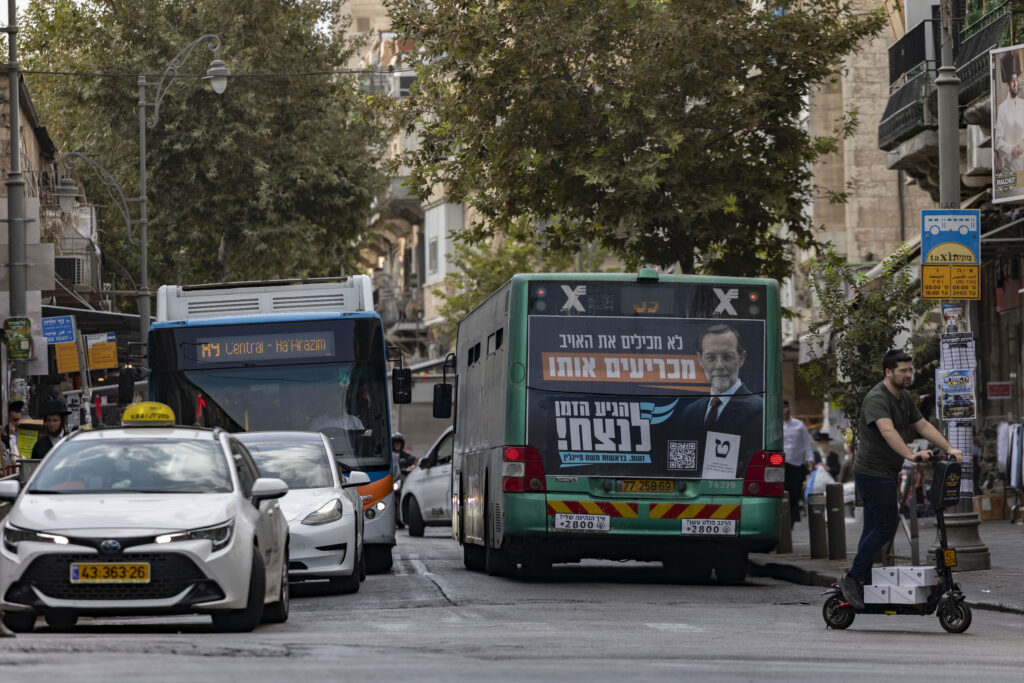 שלט בחירות של משה פייגלין על אוטובוס בירושלים, ב-13 באוקטובר 2026 (צילום: חיים גולדברג / פלאש90)
