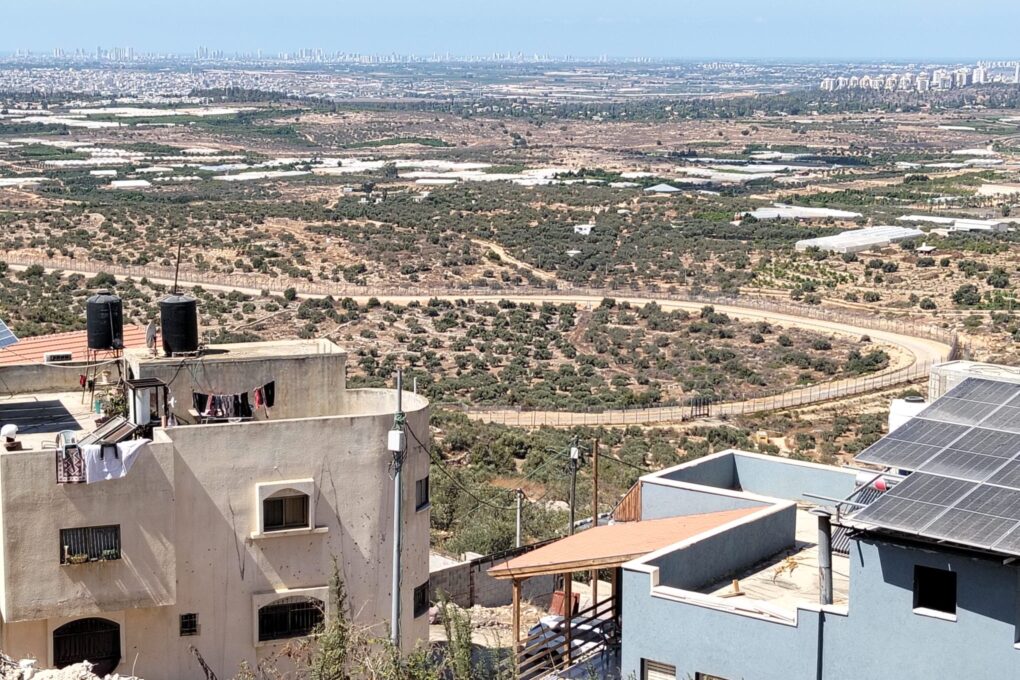 מבט מג'יוס אל עבר האזור שהוכרז כ"מקום היסטורי המכיל עתיקות"; במרכז התמונה, הגדר. ספטמבר 2026 (צילום: סאמי סואלמה) מבט מג'יוס אל עבר האזור שהוכרז כ"מקום היסטורי המכיל עתיקות; במרכז התמונה, הגדר. ספטמבר 2026 (צילום: סאמי סואלמה)