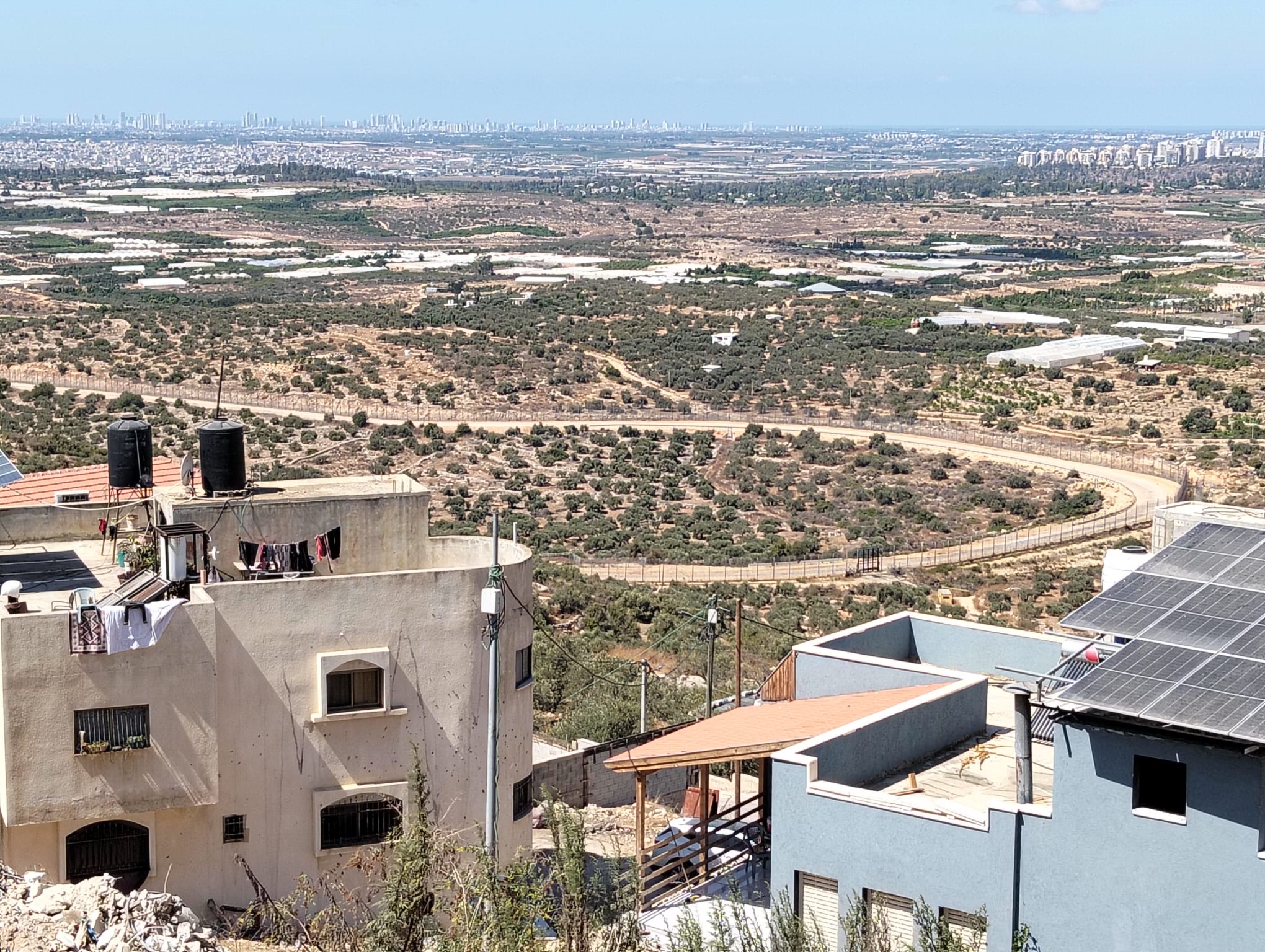 מבט מג'יוס אל עבר האזור שהוכרז כ"מקום היסטורי המכיל עתיקות; במרכז התמונה, הגדר. ספטמבר 2026 (צילום: סאמי סואלמה)