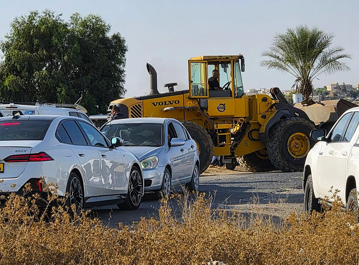 דחפורים מגיעים לשכונת אל־זיאדנה, 5 באוקטובר 2026 (צילום: יוסף אלזיאדנה)