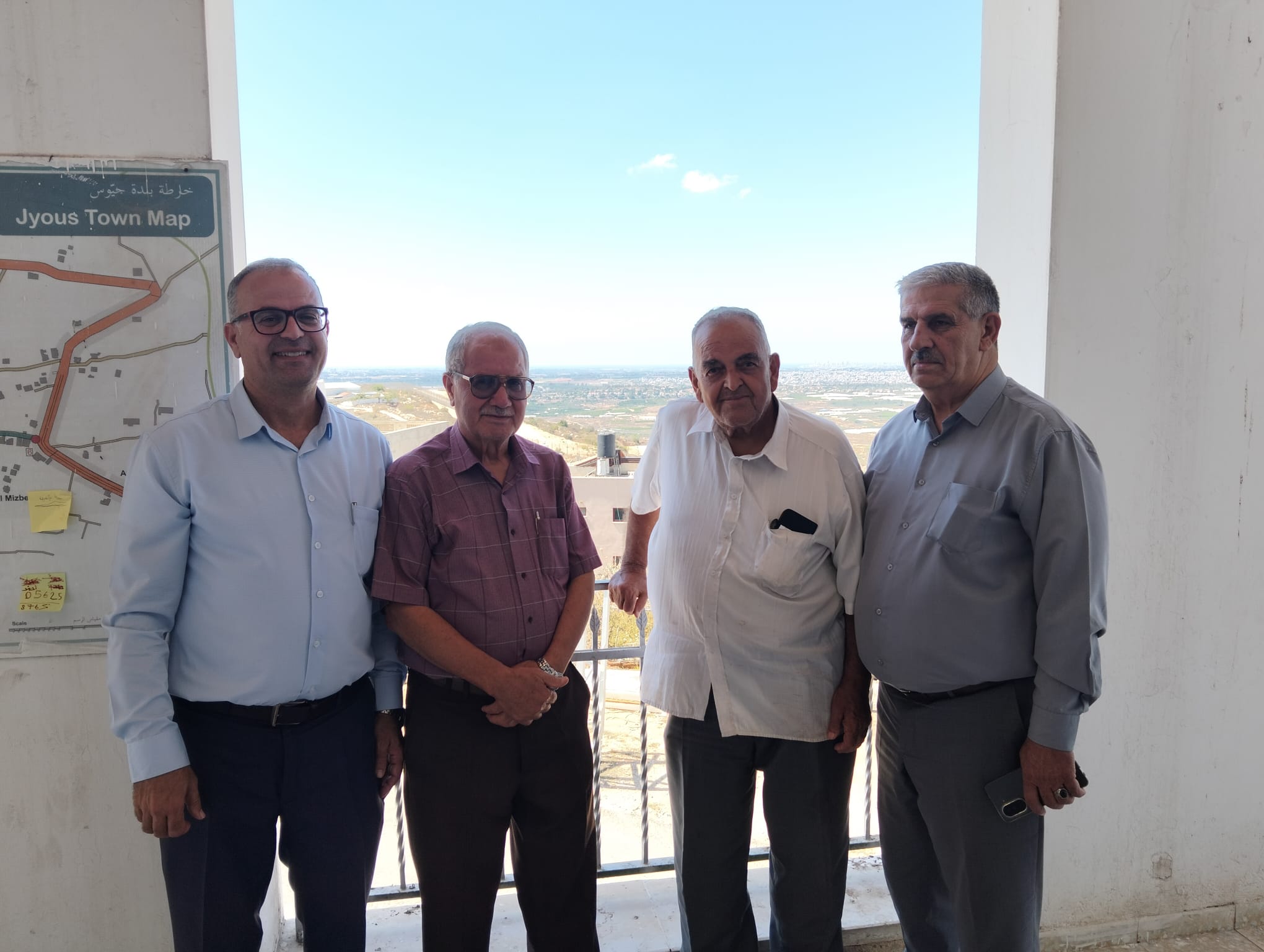 ראש מועצת ג'יוס, מוחמד עבד-אלרחים סלים, וחקלאים מקומיים, בהם, לידו אבו עזאם (צילום: סאמי סואלמה)